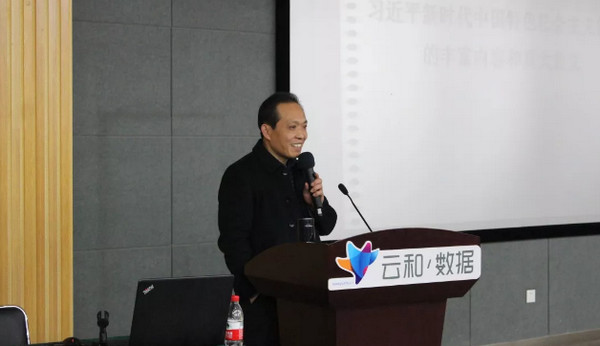 配圖3 鄭州市委黨校教務處張處長上臺以“黨的創新理論萬場宣講進基層”為主題演講