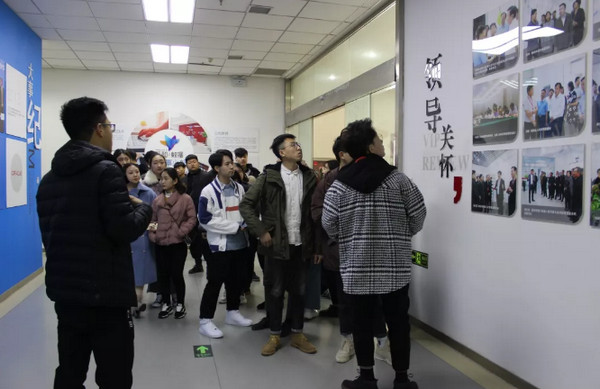 配圖3 鄭州理工職業學院師生參觀云和數據