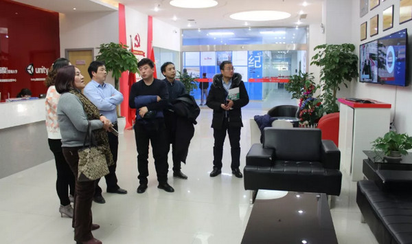 配圖1 鄭州電子信息職業技術學院領導蒞臨云和數據參觀