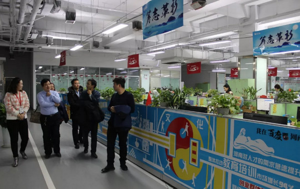 配圖2 實地參觀銳之旗河南百度運營中心、企匯網