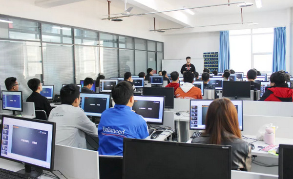 配圖3 HTML5教研組組長張老師發表歡迎致辭.jpg