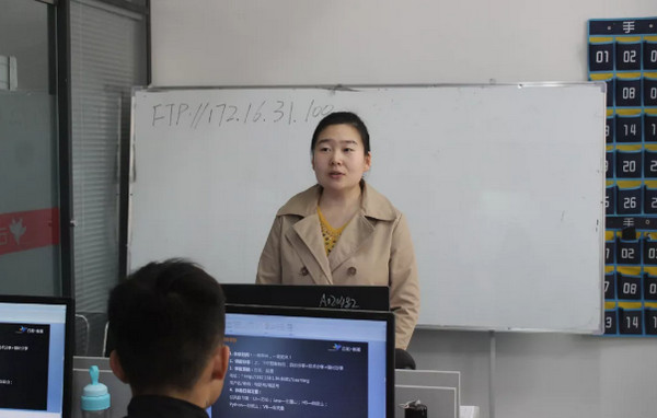 配圖4 班主任徐老師講解云和數據班級管理制度.jpg