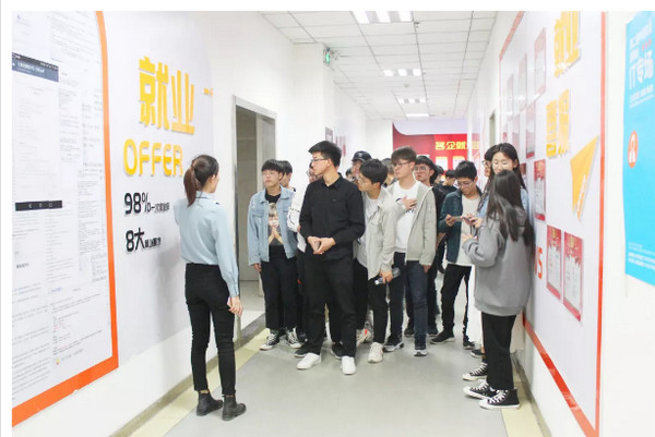配圖2 鄭州信息科技職業(yè)學(xué)院百余師生來(lái)到云和數(shù)據(jù)參觀學(xué)習(xí).jpg