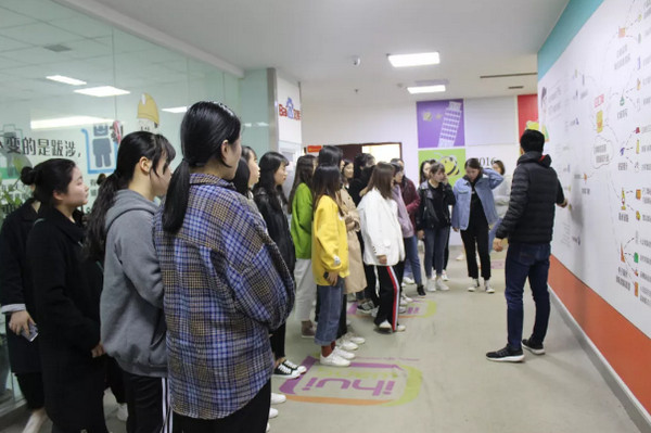 配圖1 熱烈歡迎河南工業貿易職業學院師生參觀云和數據.jpg