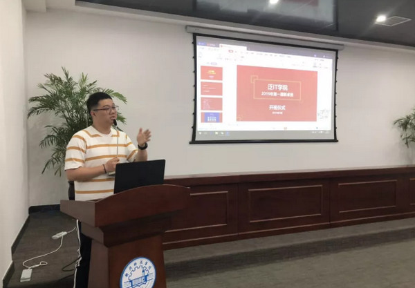 配圖1 鄭州科技學院與云和數據泛IT學院2019年第一屆新卓班開班.jpg
