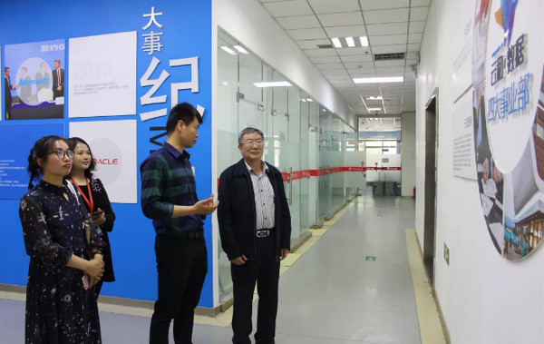 配圖1 鄭州理工職業學院領導蒞臨云和數據參觀交流.jpg