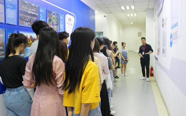 配圖4 鄭州輕工業(yè)大學(xué)經(jīng)濟(jì)與管理學(xué)院師生參觀云和數(shù)據(jù).jpg
