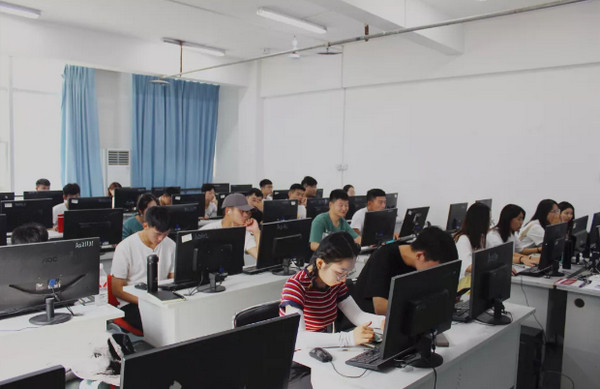 配圖1 云和數據UI、HTML5雙班新班開班.jpg