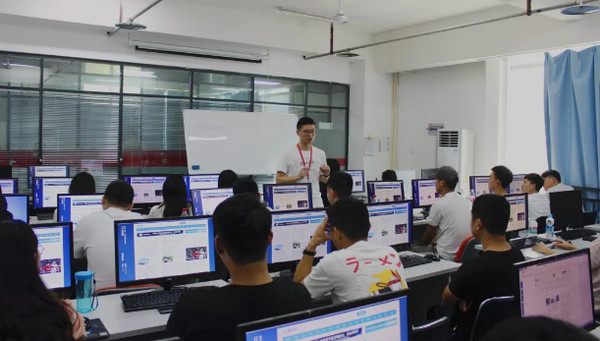 配圖4 云和數據UI、HTML5雙班新班開班.jpg